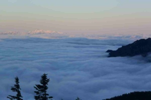 一般用4月雲海の浮かぶ白山